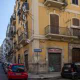 Ci spostiamo ora in un�altra zona di Bari, nel quartiere San Pasquale, dove in via Trento ad angolo con via De Nittis spicca l�insegna verticale del Bar Trento
